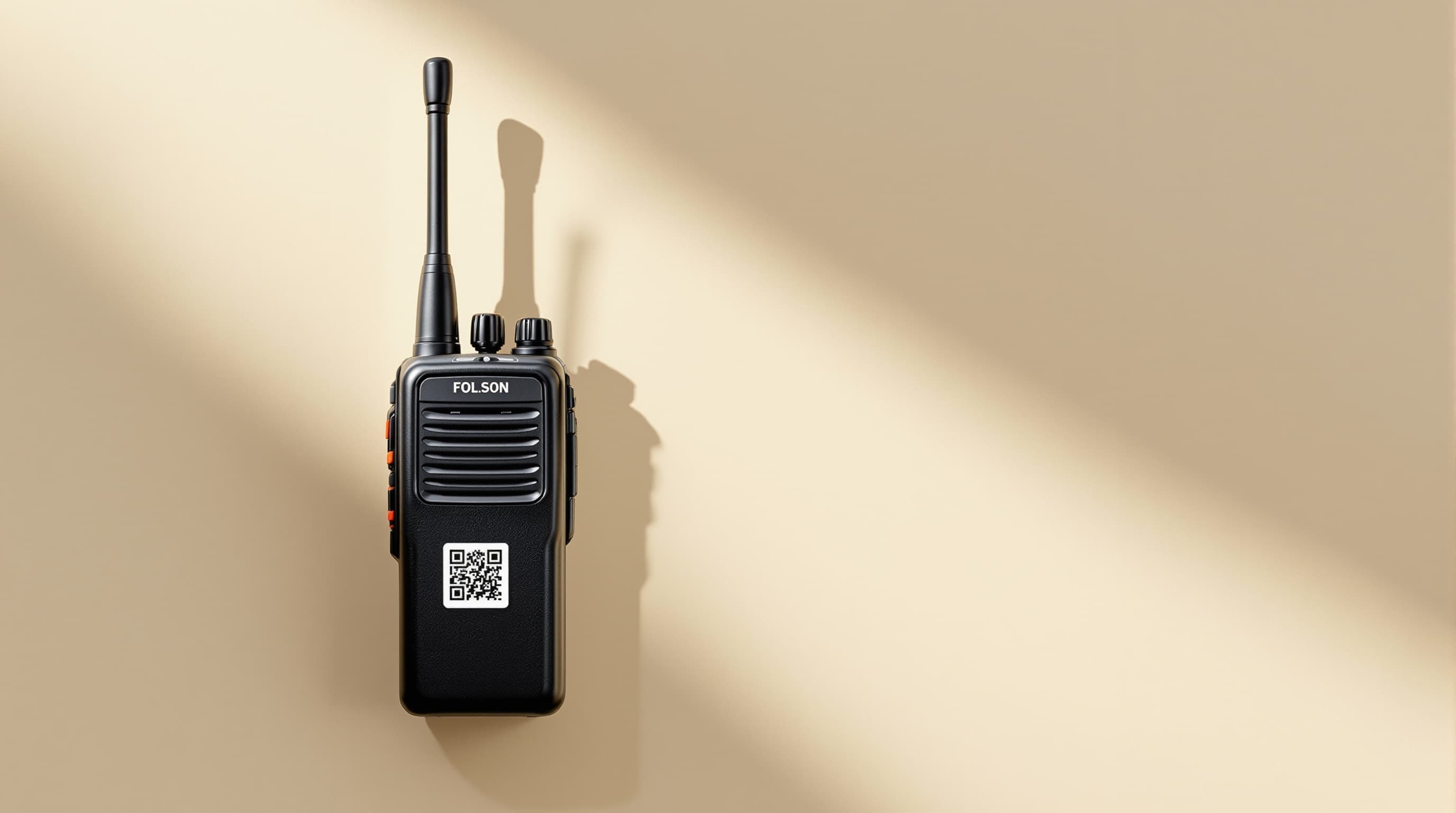 Funkgerät mit aufgeklebtem QR-Code-Label